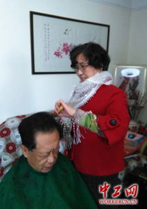 精剪細琢傳溫情，匠心服務暖人心——記陜西咸陽市飲食服務公司實驗理發店先進事跡